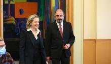 La videpresidenta primera y ministra de Economía, Nadia Calviño, y el presidente de Aragón, Javier Lambán ofrecen una rueda de prensa, tras el encuentro mantenido