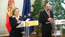 La videpresidenta primera y ministra de Economía, Nadia Calviño, y el presidente de Aragón, Javier Lambán ofrecen una rueda de prensa, tras el encuentro mantenido