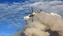 Imagen de uno de los medios aéreos durante la extinción del incendio de San Agustín.