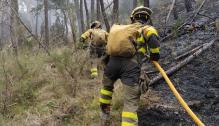 Imagen de uno de los miembros del INFOAR durante el incendio de San Agustín.