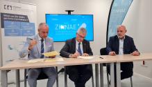 De izquierda a derecha, Navarro, Olona y Heredero en la firma del convenio.