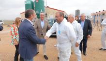 Lambán visita una granja experimental