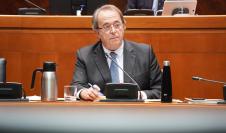 El consejero de Hacienda ha defendido las cuentas en sustitución de la responsable de Ciencia y Universidad, Maru Díaz.