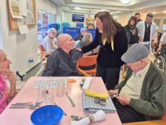 Una treintena de personas mayores en la zona tienen su reloj inteligente; en el caso de la residencia de Gurrea de Gállego hay dos participantes