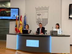 El consejero de Medio Ambiente y Turismo, Luis Biendicho, junto a la directora general de Gestión Forestal, Ana Oliván, y la Jefa de Servicio, Maribel Ureta, en rueda de prensa