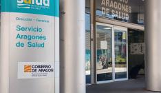 Puerta de la sede del Servicio Aragonés de Salud.