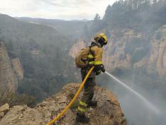 Imagen de uno de los miembros del INFOAR durante el incendio de San Agustín.