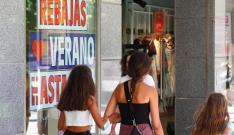 Imagen del escaparate de un comercio con rebajas