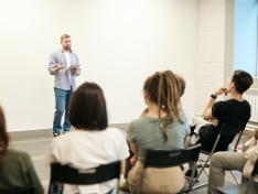 Un profesor, dando clase a un aula de Secundaria.