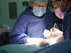 El servicio de Neurocirugía del Servet implanta la última innovación tecnológica en tratamiento del dolor crónico mediante estimulación medular.