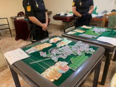 Dos agentes de la Unidad Adscrita de la Policía Nacional en el casino ilegal intervenido.