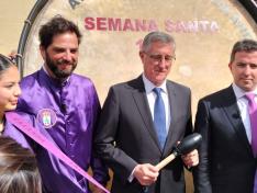 Blasco, junto a Buñuel y el alcalde de Calanda, momentos antes de romper la hora.