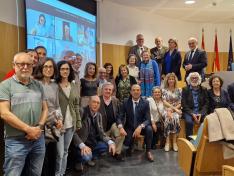 El consejero de Sanidad, José Luis Bancalero Flores, con miembros de REDECABE y otros asistentes a la jornada sobre ética en la atención domiciliaria