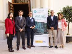Autoridades participantes en la jornada 'Innovación en Tecnología Sanitaria', en la Sala de la Corona del Edificio Pignatelli.