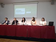 La directora general de Gestión Forestal, Ana Oliván (a la derecha, en la imagen), ha subrayado la importancia de trabajar con una visión integral de la bioeconomía, aprovechando los recursos del monte.