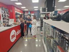 La directora general de Comercio, Ferias y Artesanía, Carmen Herrarte, ha visitado comercios adheridos a Volveremos en Monzón