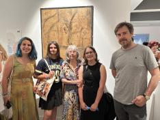 La artista Julia Dorado y el director del IAACC Pablo Serrano, Julio Ramón, junto a la profesora y las alumnas que han presentado uno de los proyectos inspirados en la obra de la pintora.