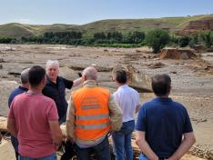 Octavio López en Azuara, donde la crecida del río Cámaras se ha llevado un puente de 120 metros de largo.