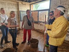 Las gerente del SALUD, Ana Castillo, y de Atención Pirmaria, Pilar Borraz, con el alcalde de Azuara, Joaquín Alconchel, en el interior del centro sanitario arrasado por las tormentas