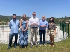 El consejero, junto a otros representantes institucionales, en el acto.