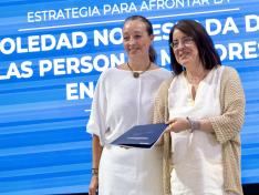 La consejera Carmen Susín ha hecho entrega de la Estrategia de la Soledad No Deseada a la Justicia de Aragón, Concepción Gimeno, presidenta del Observatorio Aragonés de la Soledad
