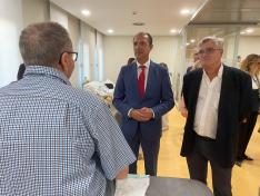El consejero y el gerente del sector de Alcañiz, en el nuevo gimnasio del Servicio de Rehabilitación