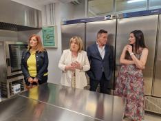 La consejera ha visitado la nueva cocina del CEIP Hispanidad, acompañada por la director del centro y representantes del AMPA.