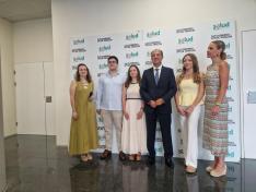 El consejero de Sanidad y parte del equipo directivo del SALUD con los tres premiados como profesionales sanitarios internos residentes excelentes 2025.