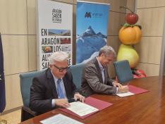 El departamento de Agricultura, Ganadería y Alimentación y el Grupo Aramón han firmado un convenio para impulsar la promoción de los alimentos de Aragón en las estaciones de esquí.