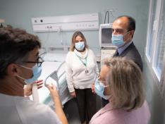 El consejero, en uno de los nuevos boxes, atiende las explicaciones del Dr. Parra, jefe de servicio de Nefrología, junto con als gerentes del SALUD, Dra. castillo, y del Sector II, Dra. Palazón