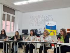 La consejera ha seguido la jornada desde el CPIFP Corona de Aragón con una representación de los alumnos de todas las ramas de FP que se cursan en el centro.