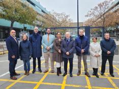 Octavio López, en una de las paradas de Cuarte de Huerva, junto a Elena Lacalle, alcaldesa, miembros de la corporación, el director general de Transportes, Dávid Sánchez Fraile, y el gerente del CTAZ, Javier Jiménez.