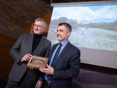 El consejero, junto a Fernando Martínez Peña, en la presentación de los resultados de Fungiverso.