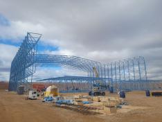 Avance de la obra de la nave de producción de dirigibles estratosféricos con parte de la estructura ya levantada.