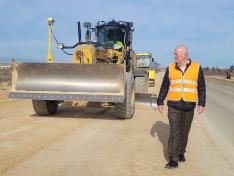 Miguel Ángel Arminio ha supervisado hoy los trabajos de renovación de la A-230 en Sariñena.