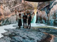 Blasco, Moncada y la directora General de Turismo de Aragón, María Jesús Gimeno, ante las pantallas del stand.