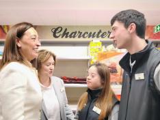 La Consejera Susín, con Andrea y Marcos, dos de los trabajadores que participan en Empleo con Apoyos