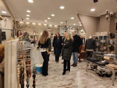 Mar Vaquero en su visita a los comercios de Jaca.