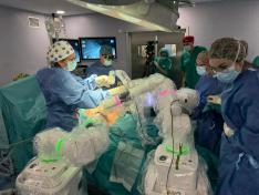 Equipo de Cirugía General y del Aparato Digestivo del Hospital Universitario Obispo Polanco durante la intervención quirúrgica