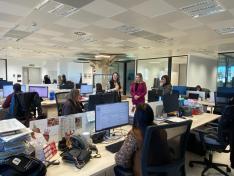 La consejera de Empleo, Ciencia y Universidades en funciones, Claudia Pérez Forniés, visitando hoy el Espacio Empresas de INAEM en Zaragoza, junto a sus directora Susana Navarrete