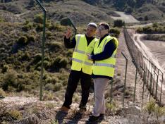 El director general de Medio Natural, junto al propietario de la finca donde se soltarán los ejemplares.
