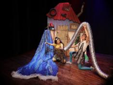 Escena de la obra teatral Cómo Dormir al Monstruo de Biribú Teatro