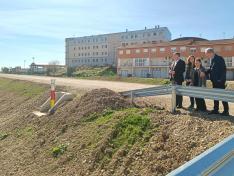 Blasco, Estaún, Pardo y la alcaldesa de Sobradiel, sobre la mota realizada para proteger al pueblo.