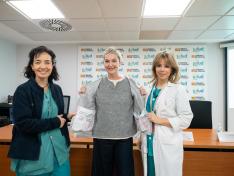 La paciente Mª Teresa Moreno, flanqueada por la cirujana Menchu Casamayor, jefa de sección de Cirugía Endocrina, Bariátrica y Mama (a la izquierda de al foto), y la ginecóloga Patricia Rubio, especialista en patología mamaria del HUMS.