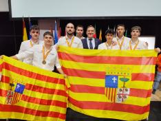 En la foto, los cuatro medallistas aragoneses con el director general de Planificación, Centros y FP, Luis Mallada
