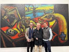 El director general de Cultura, Pedro Olloqui, y el director del IAACC Pablo Serrano, Julio Ramón, junto al zaragozano Miguel Marcos, ante un cuadro de Víctor Mira que exhibe la galería de Marcos en ARCO.