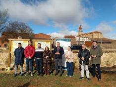 Blasco, junto al presidente de la comarca, la alcaldesa, el delegado del Gobierno de España en Teruel y otros representantes institucionales, delante de los carteles de una de las rutas cicloturistas.