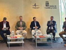 Calvo, el tercero por la izquierda, en la mesa redonda en la que expuesto la posición de Aragón.