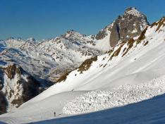 Imagen de un alud de fusión el Pirineo donde el peligro de avalanchas sigue vigente por lo que se recomienda máxima precaución