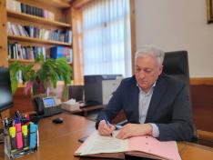 Octavio López firma la orden para otorgar subvenciones para actividades culturales en asentamientos rurales.